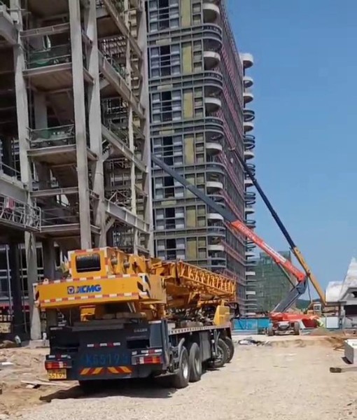 中電四公司初村威高利彤疫苗廠(chǎng)房建設(shè)，吊車(chē)作業(yè)中