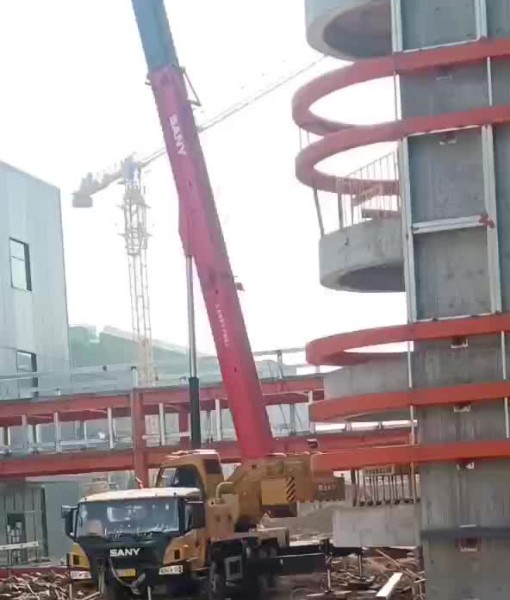 中電四公司初村威高利彤疫苗廠(chǎng)房建設(shè)，吊車(chē)作業(yè)中